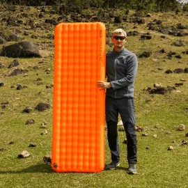 Килимок самонадувний Flextail Tiny Slleeping Pad R05 AVS, розмір L (196 х 55 х 7 см), помаранчевий — Купити Туристичне спорядження — спальні мішки, матраци, каремати, сумки та рюкзаки, ліхтарі, тенти